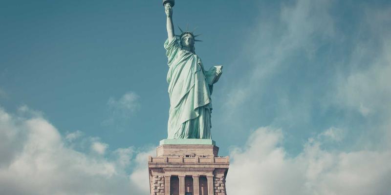 Y-福服专业定制：企业工装如何成为品牌行走的名片？