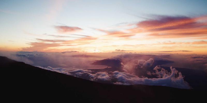专业职业装与团体服装定制：如何通过户外团建服装设计提升恶劣环境安全与团队凝聚力