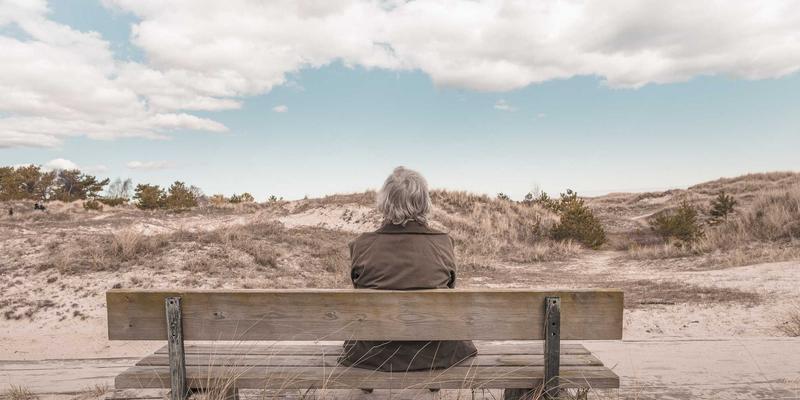 定制服装中的色彩密码：如何根据行业特性为团体服装选择专业色彩